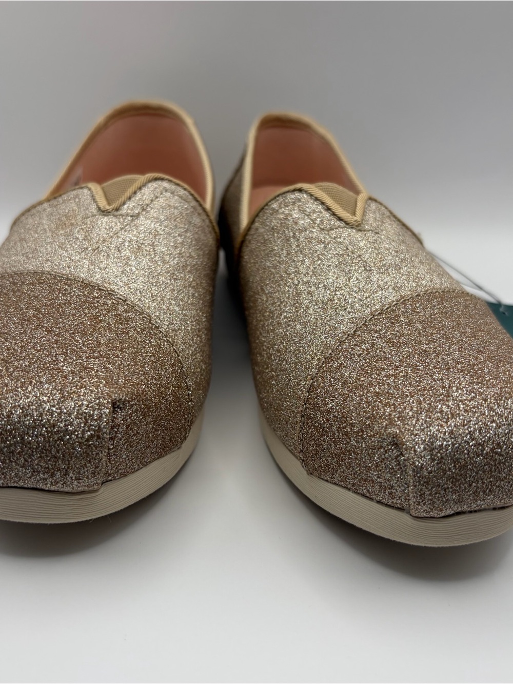 TOMS Women’s Glitter Slip-Ons in Gold NEW! Sz 7.5 - Picture 2 of 10